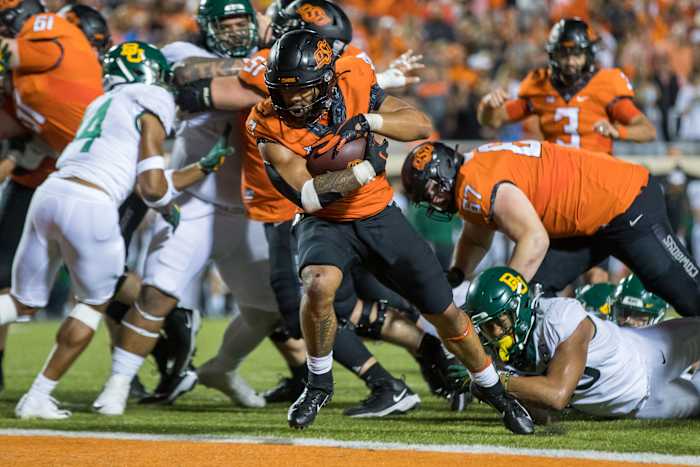 Oct 2, 2021; Stillwater, Oklahoma, USA; Oklahoma State Cowboys running back Jaylen Warren (7) scores a touchdown during the fourth quarter against the Baylor Bears at Boone Pickens Stadium. Mandatory Credit: Brett Rojo-USA TODAY Sports
